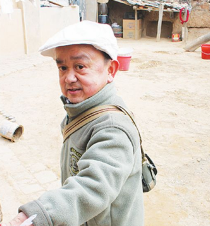 给观众带去欢乐,让更多人注意到他,张伸开始努力寻找成为演员的方法