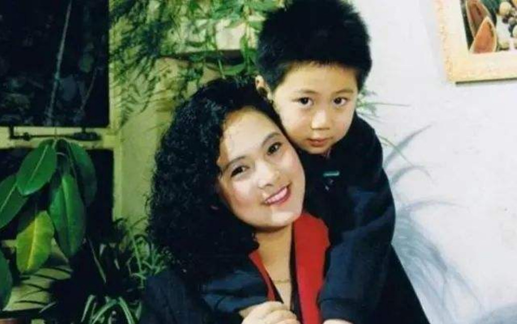 回顾宋晓英:再婚大6岁辛明,二婚丈夫去世后,儿子成了她的依靠