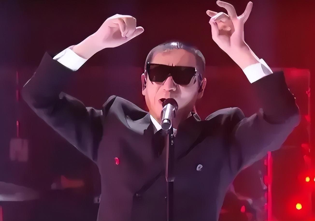 梁龙唱跳《耍猴儿》时,在外国歌手的眼中,我看到了不屑与嘲讽