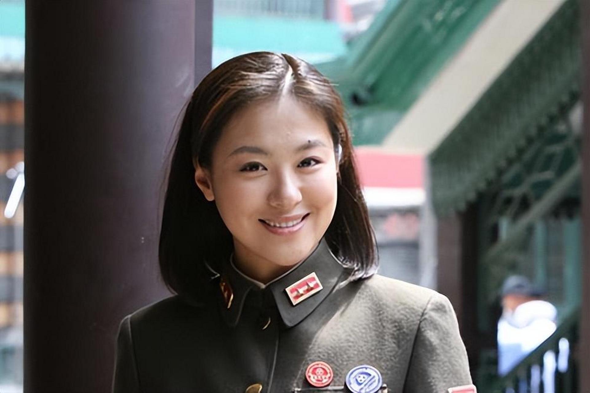 电视剧《潜伏》中,男主余则成与左蓝,秋萍,晚秋三位女性情感纠葛.