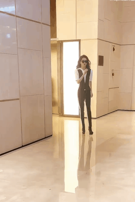 还有一点,就是萨顶顶是刘忻"快女"时期的评委,现在一个导师一个选手一