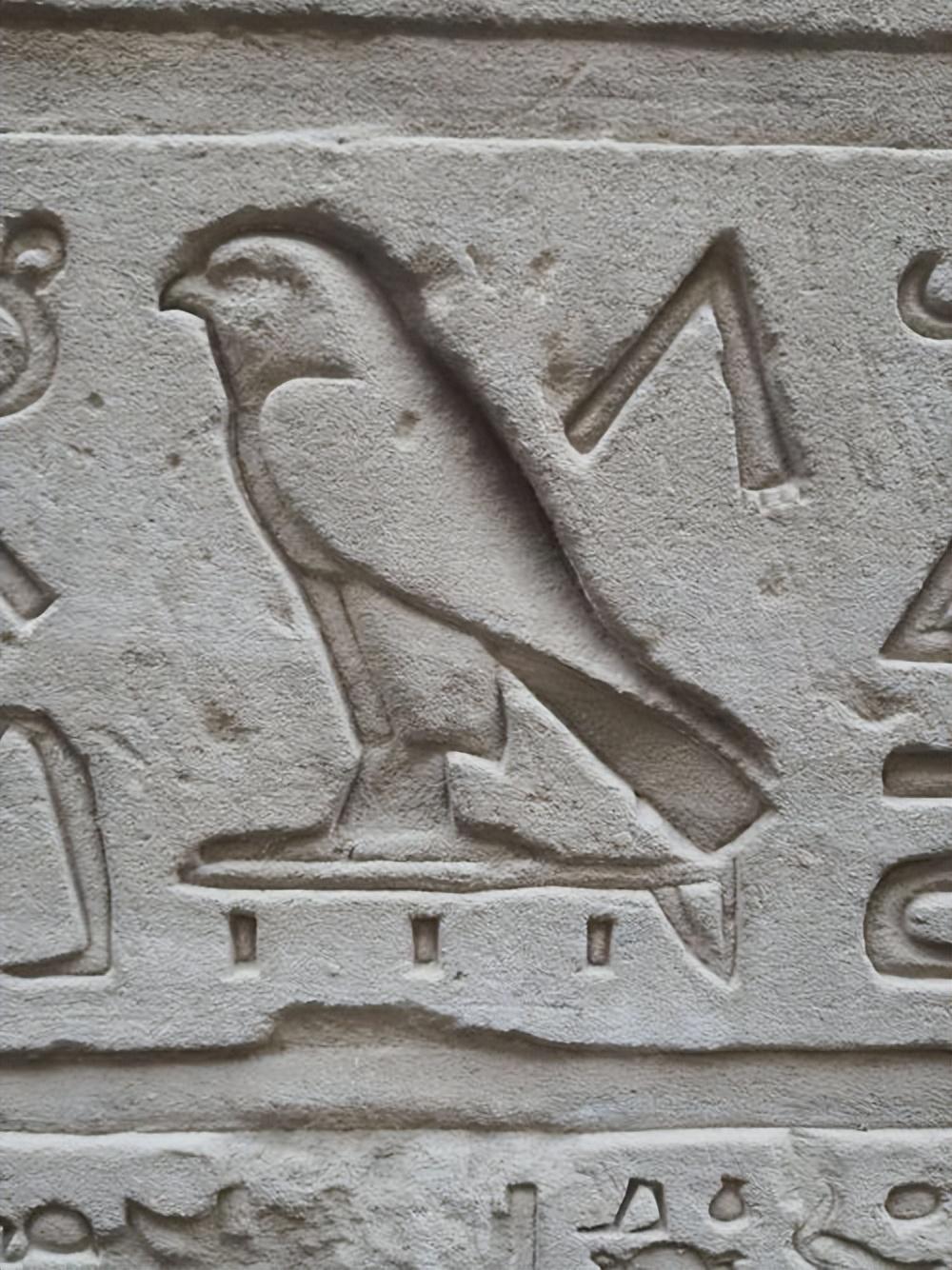 象形文字为古埃及文明的进步提供了基础,促进了经济的发展和繁荣