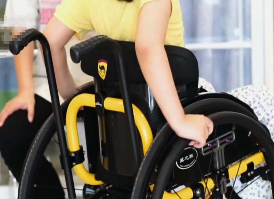 医生低着头,痛惜地说道:"小孩这辈子只能坐轮椅了,她是胸腰部脊髓损伤