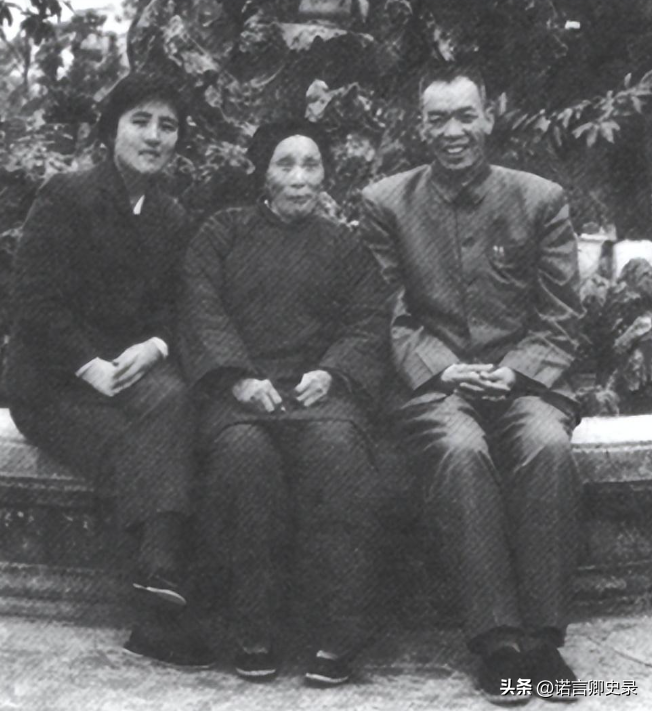 1949年,梁兴初的结婚照,妻子任桂兰高颜值,4个孩子,家庭幸福