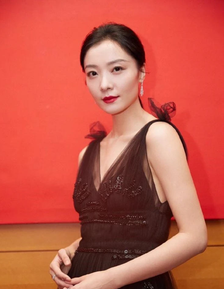 回顾齐溪:和张一山热吻怒怼章子怡,35岁离婚,与王传君秘密生女