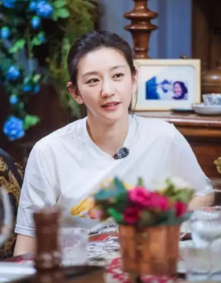 回顾唐一菲:背着骂名和凌潇肃结婚,6年生下一儿一女,她幸福吗