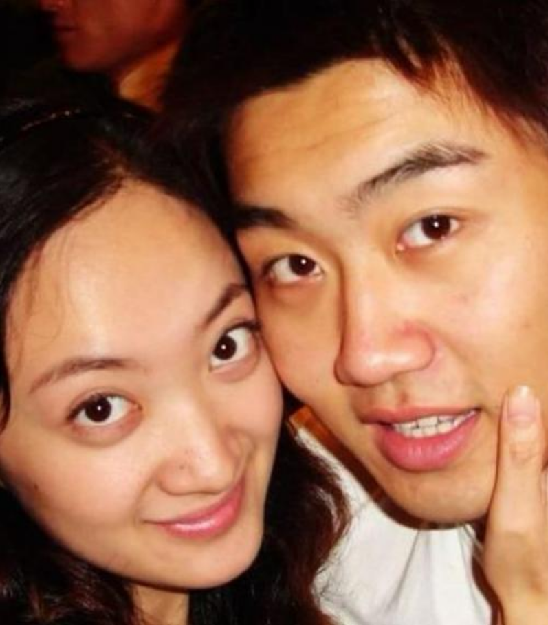 回顾何达:23岁出道28岁走红,娶圈外妻子生一子,一家三口乐融融