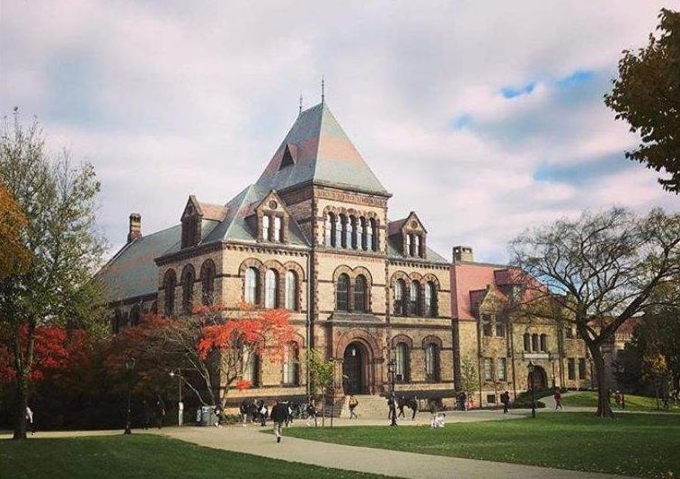 奥巴马出生在美国夏威夷,他的母亲安·邓纳姆是一位土生土长美国白人