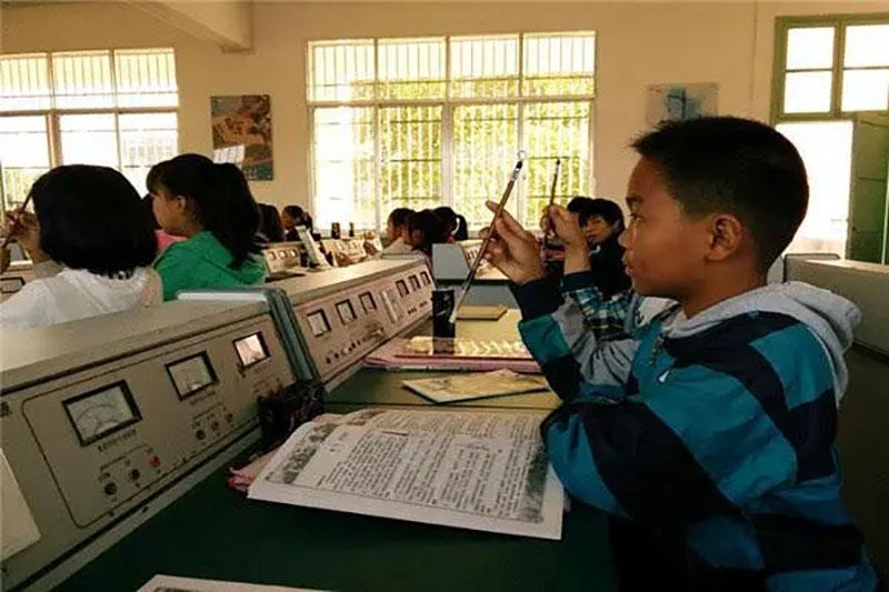 回顾:内蒙老师花一半工资给学生买棉鞋,多年后他送老师一套房