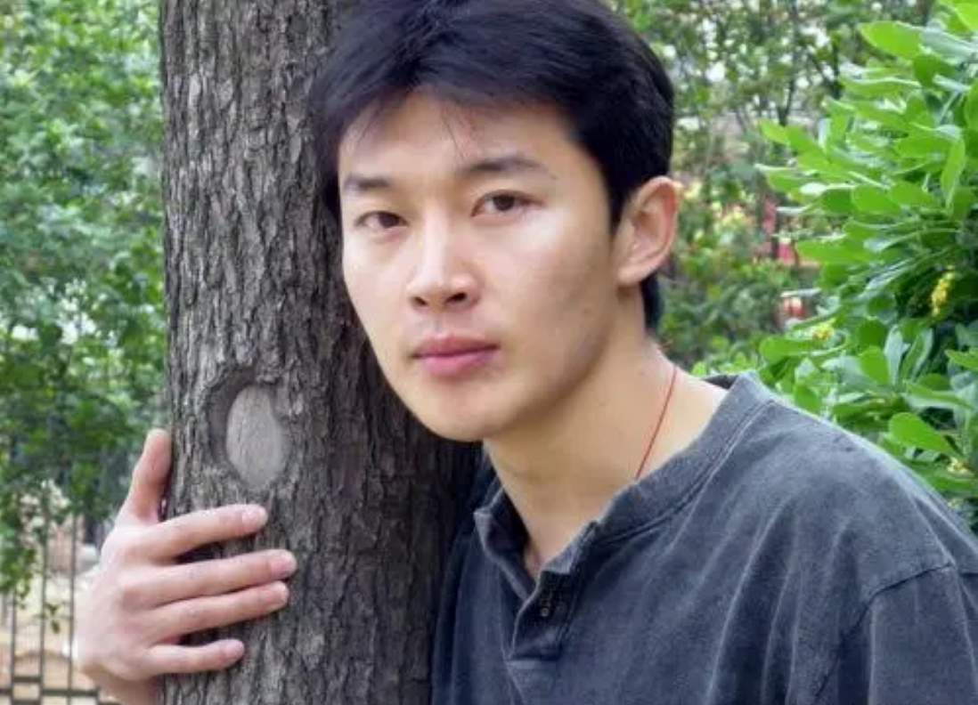 回顾曹磊:5岁被父亲抛弃,娶大学同学为妻,如今过得怎样?