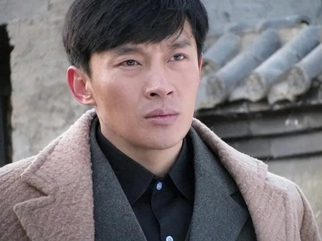 回顾曹磊:5岁被父亲抛弃,娶大学同学为妻,如今过得怎样?