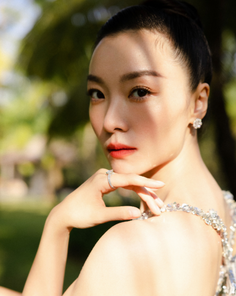 回顾齐溪:和张一山热吻怒怼章子怡,35岁离婚,与王传君秘密生女