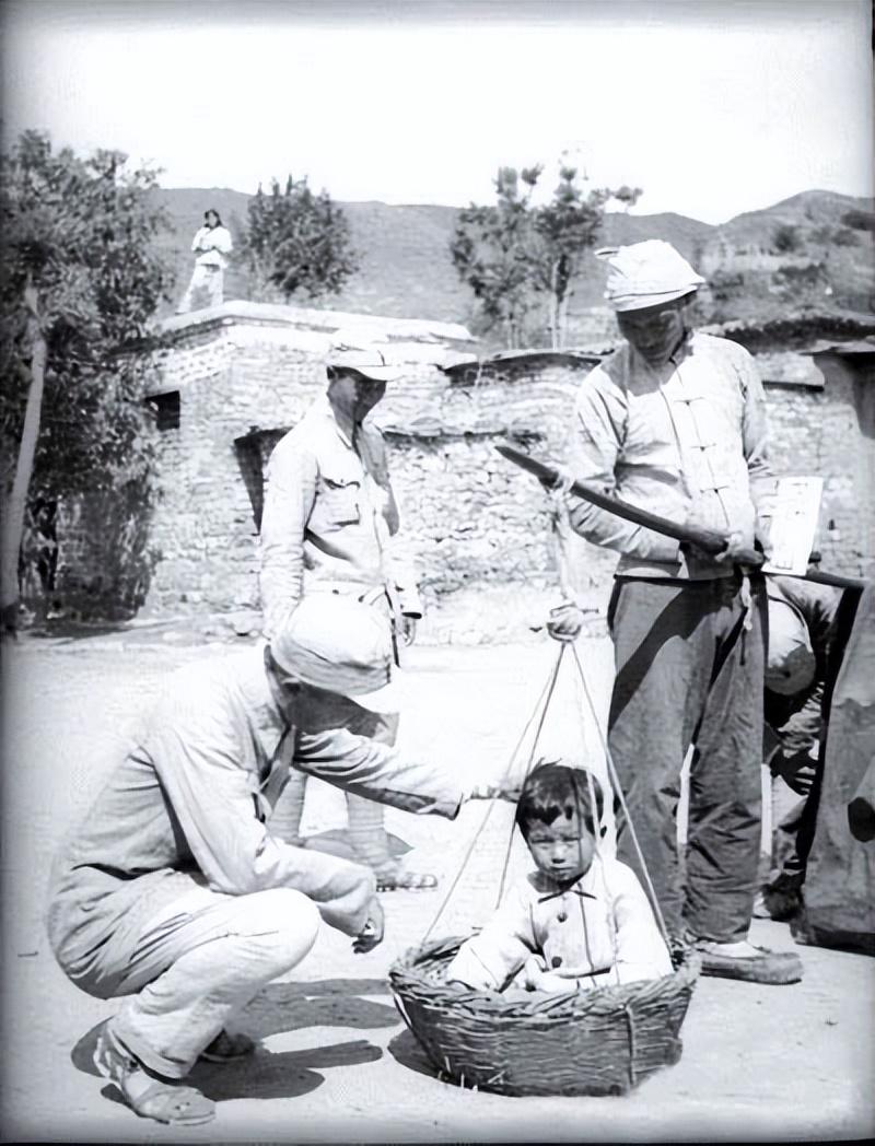 母亲张瑞华甚至有时会抱着年幼的聂力,到人烟稀少的公园里,去给聂力照