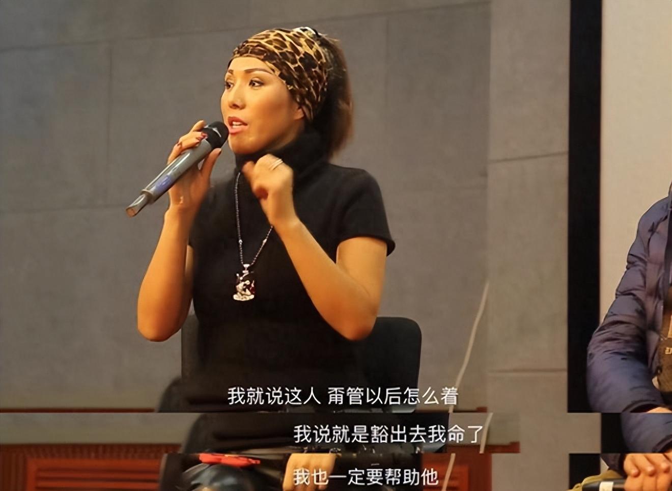 不久后,一位温文尔雅的纪录片导演徐童闯入了唐小雁的生活.