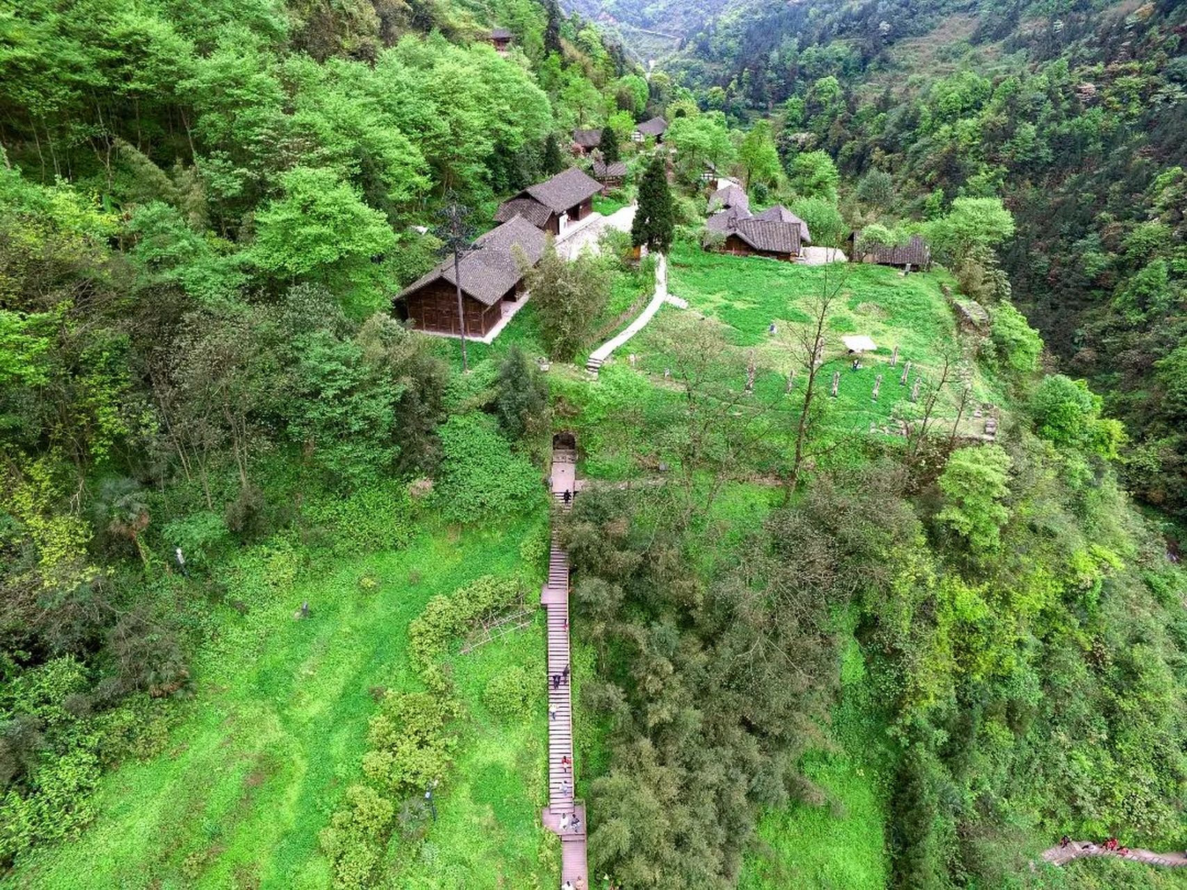 海龙屯遗址,位于贵州省遵义老城北约30里的龙岩山东麓,始建于1257年