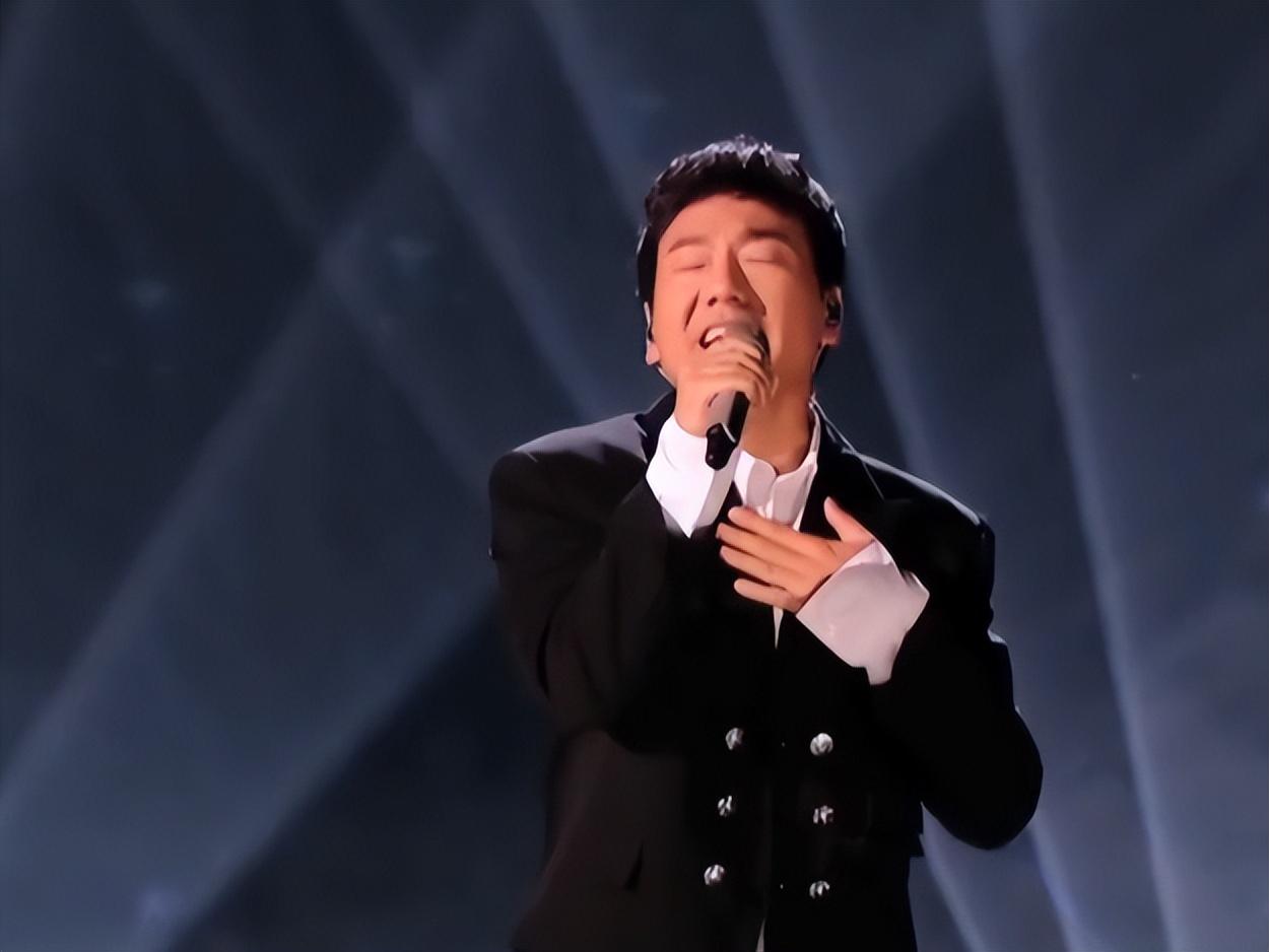 梁龙唱跳《耍猴儿》时,在外国歌手的眼中,我看到了不屑与嘲讽