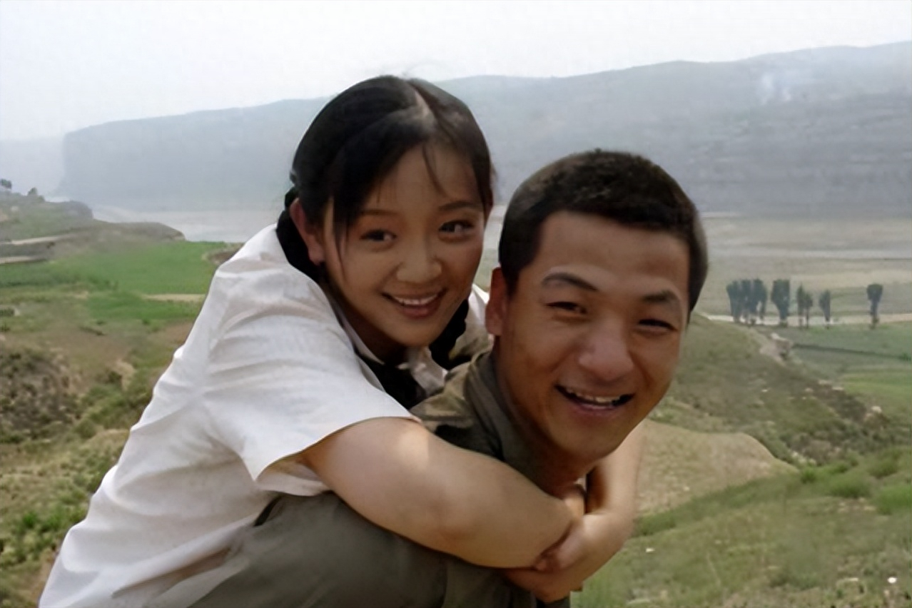 回顾演员齐奎:凭闯关东爆红,娶美女同桌为妻,一家四口