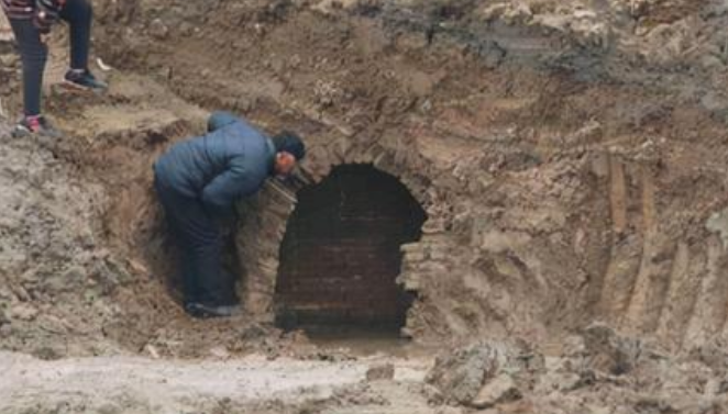 06年陕西男子偷挖自家祖坟挖出文物,被判死刑,男子:这