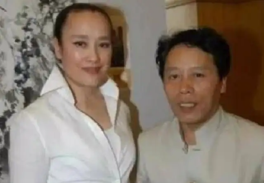 1991年,在索宝莉32岁这一年,她幸福地嫁给了她的丈夫,和他步入了婚姻