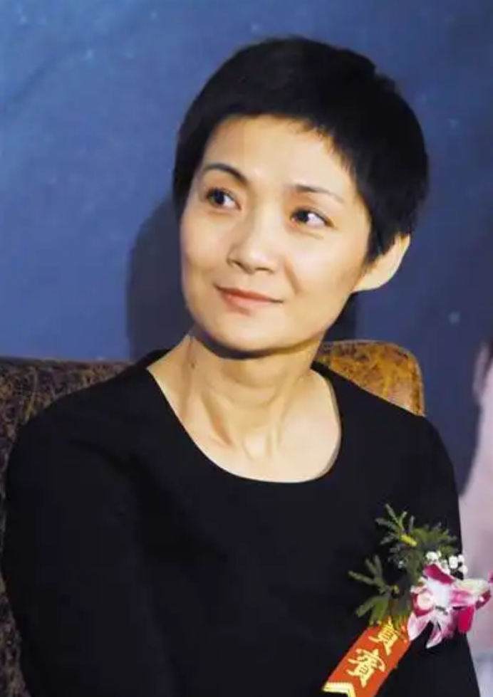 回顾张子健:前妻患癌离世10年,二婚娶离异带娃的方芸,怎样了