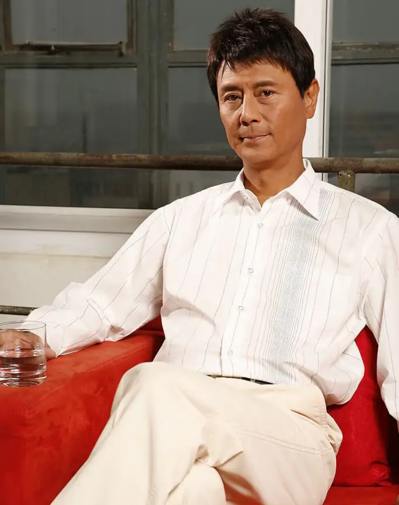 回顾刘雪华:父亲去世不到3个月,丈夫坠亡,晚年无儿无女只有狗