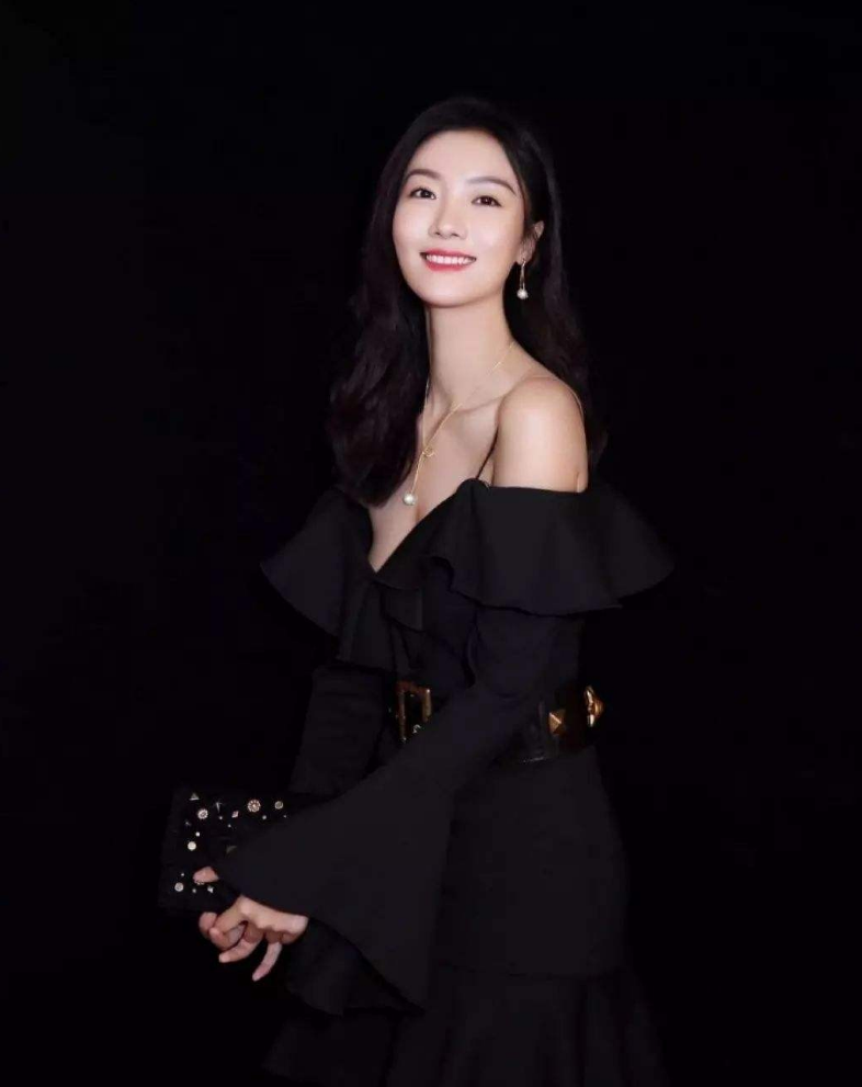 回顾齐溪:和张一山热吻怒怼章子怡,35岁离婚,与王传君秘密生女