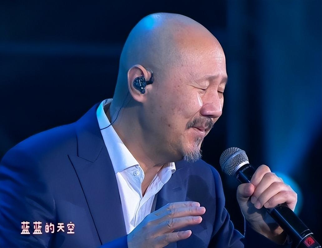 梁龙唱跳《耍猴儿》时,在外国歌手的眼中,我看到了不屑与嘲讽