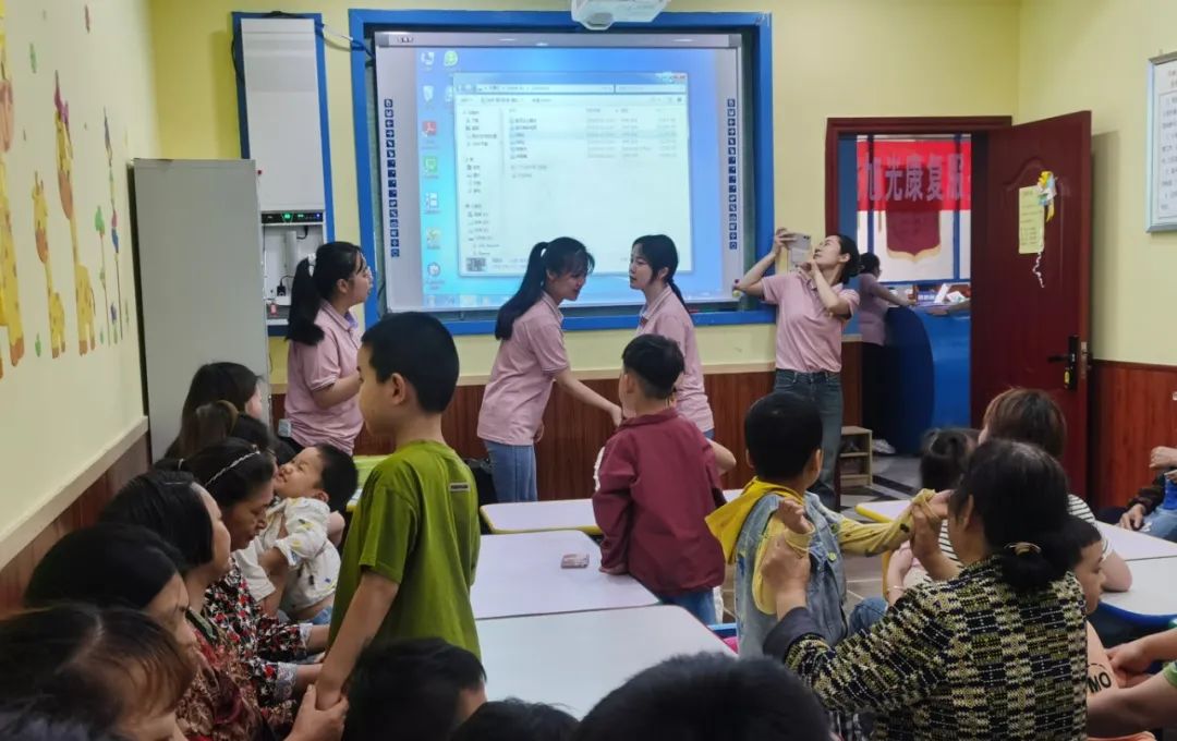 德益阳光仪陇校区举办"浓情五月,告白妈妈"活动