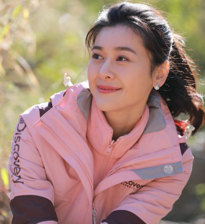 回顾黄海冰妻子甄锡:嫁大12岁丈夫,5年生一双儿女,越活越美丽