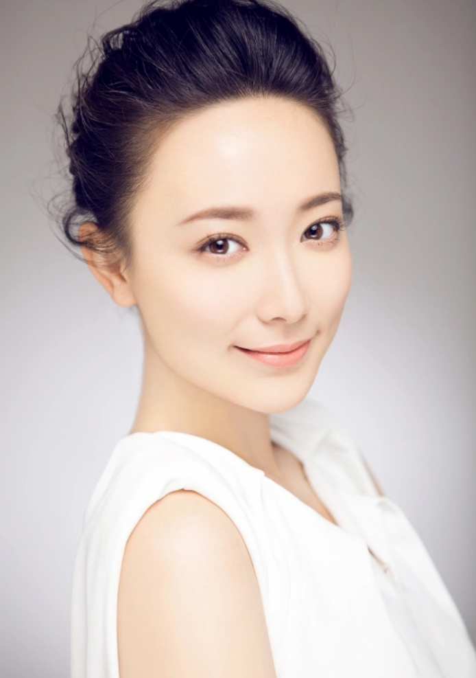 2012年,25岁的郝洛钒收获了爱情,和同样在演艺圈发展的演员,主持人