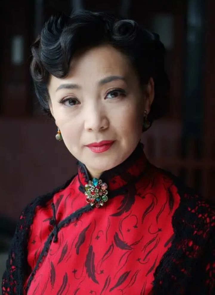 回顾戴春荣:25岁嫁初恋,和丈夫恩爱零绯闻,与女儿女婿住对门