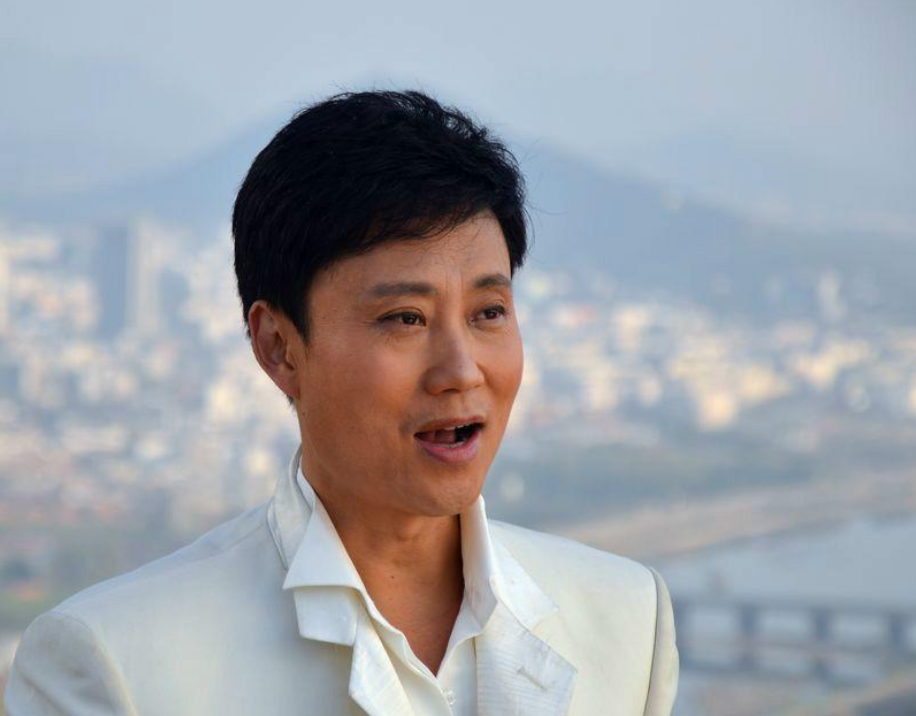 回顾耿为华:被女粉丝倒追结婚15年遭抛弃,离婚时和女儿抱头痛哭