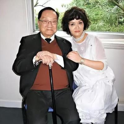 1976年,52岁的金庸带着16岁的林乐怡来到妇产医院,原配朱枚拦着金庸说