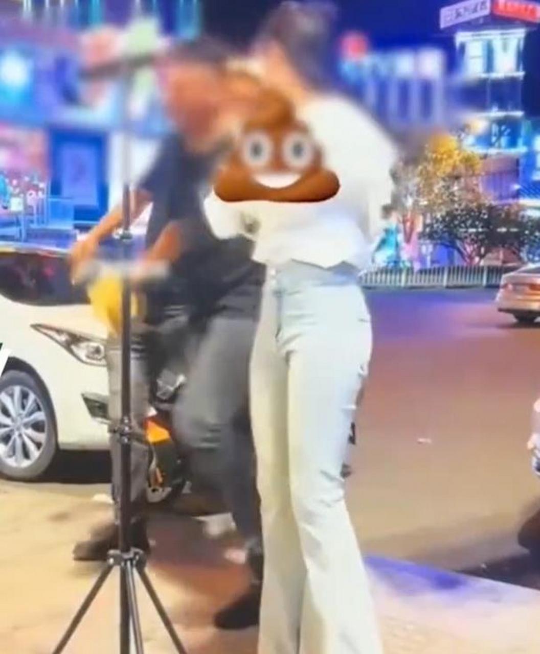 5月15日,福建晋江一名无手残疾女孩在街头直播唱歌时,被一路过男子