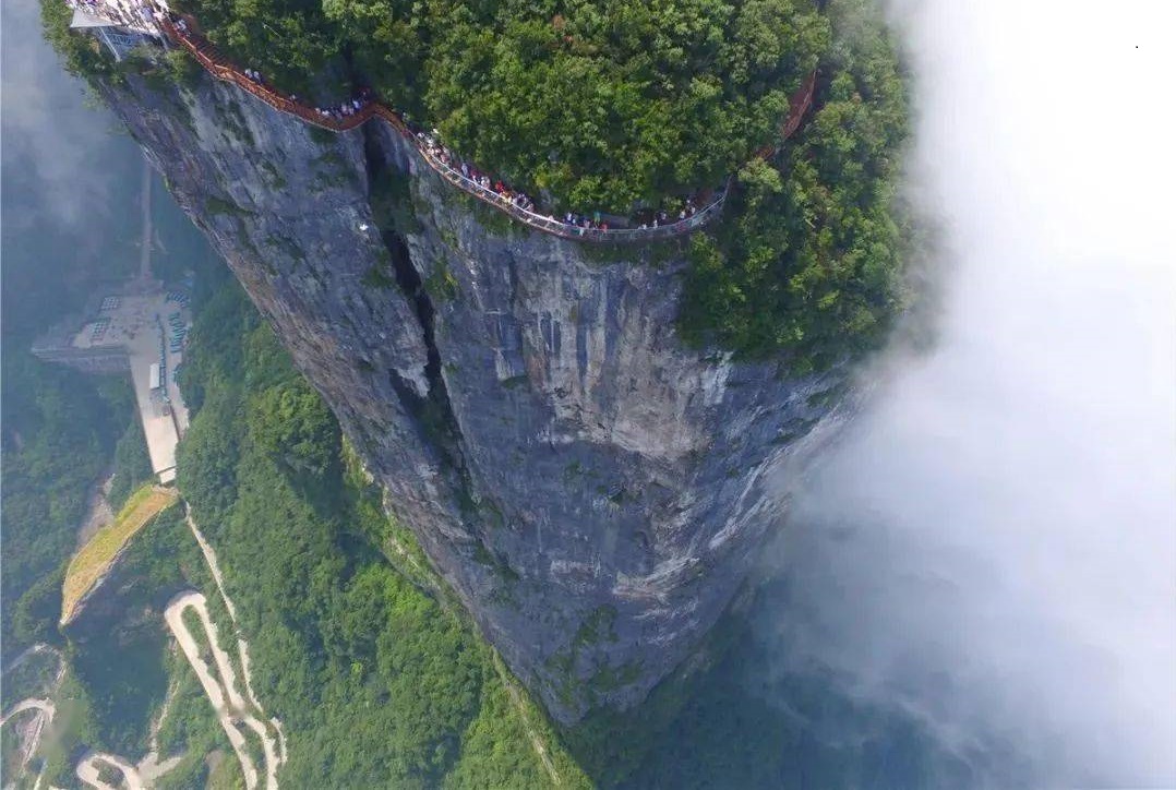 天门山有多高图片