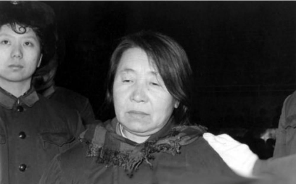 这个被五花大绑在椅子上的女人叫王守信,即将被执行死刑