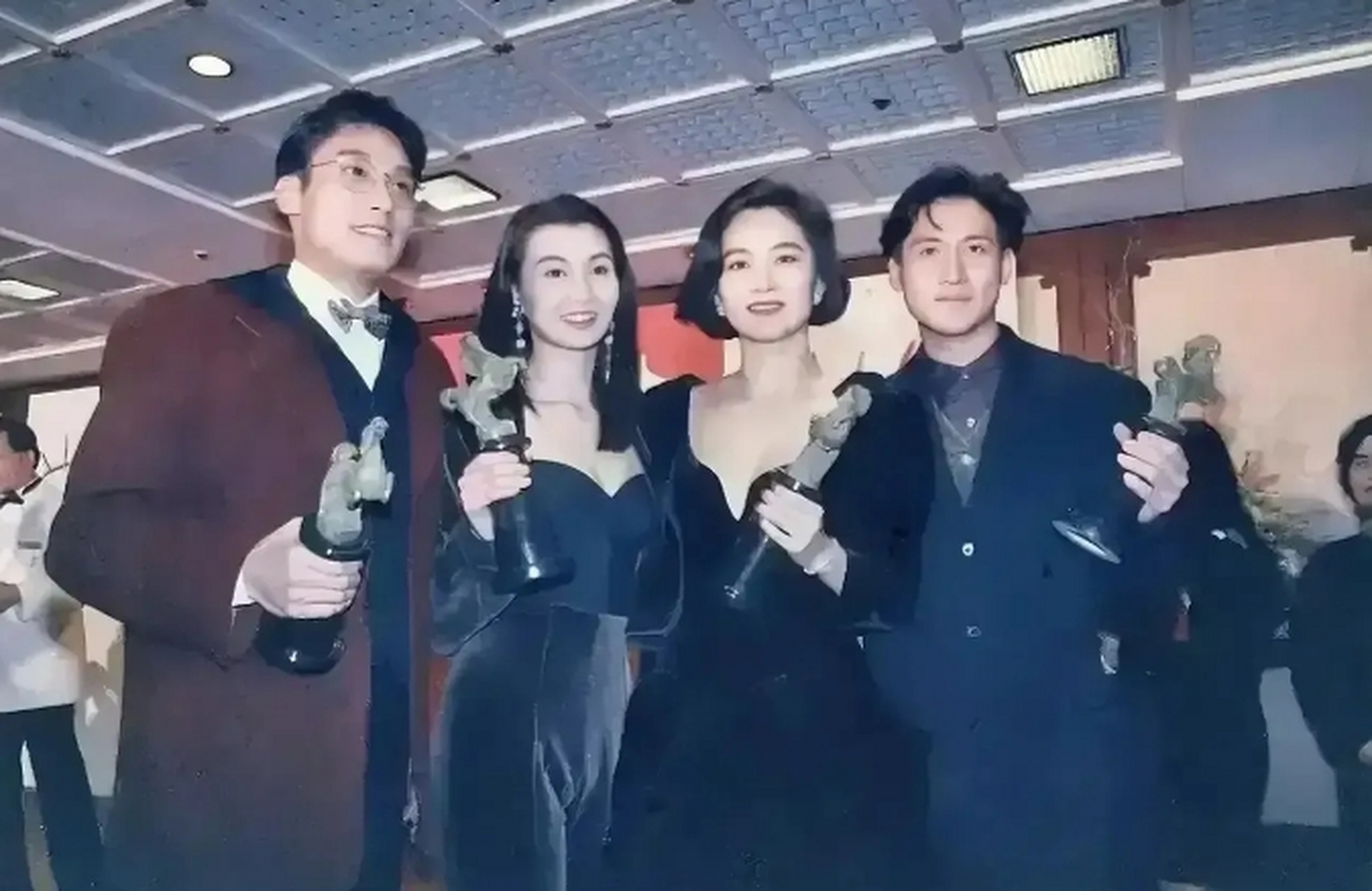 1990年的金马奖颁奖盛典,梁家辉,张曼玉,林青霞和张学友的珍贵合影.