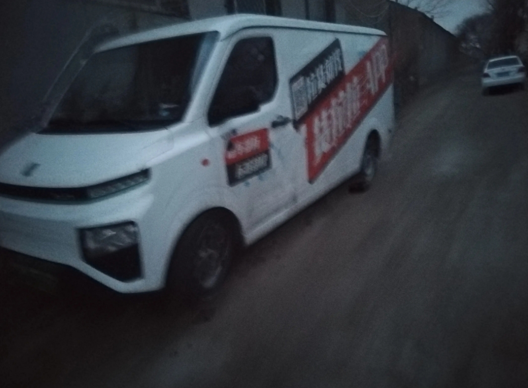 我一个哥们承包了一辆新能源中型面包车打算出门跑过货拉拉,每天的