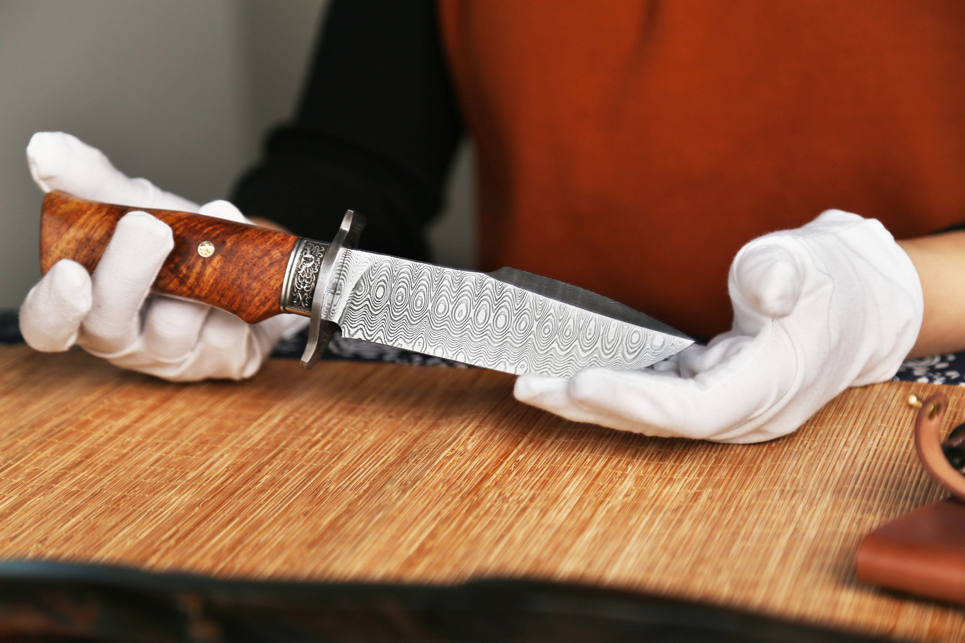 刀身应该坚实牢固,没有松动或摇晃的现象.