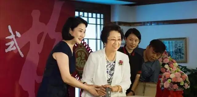 89岁石维坚离世:父亲和继母因他跳楼自杀,妻子是京剧名家李玉芙