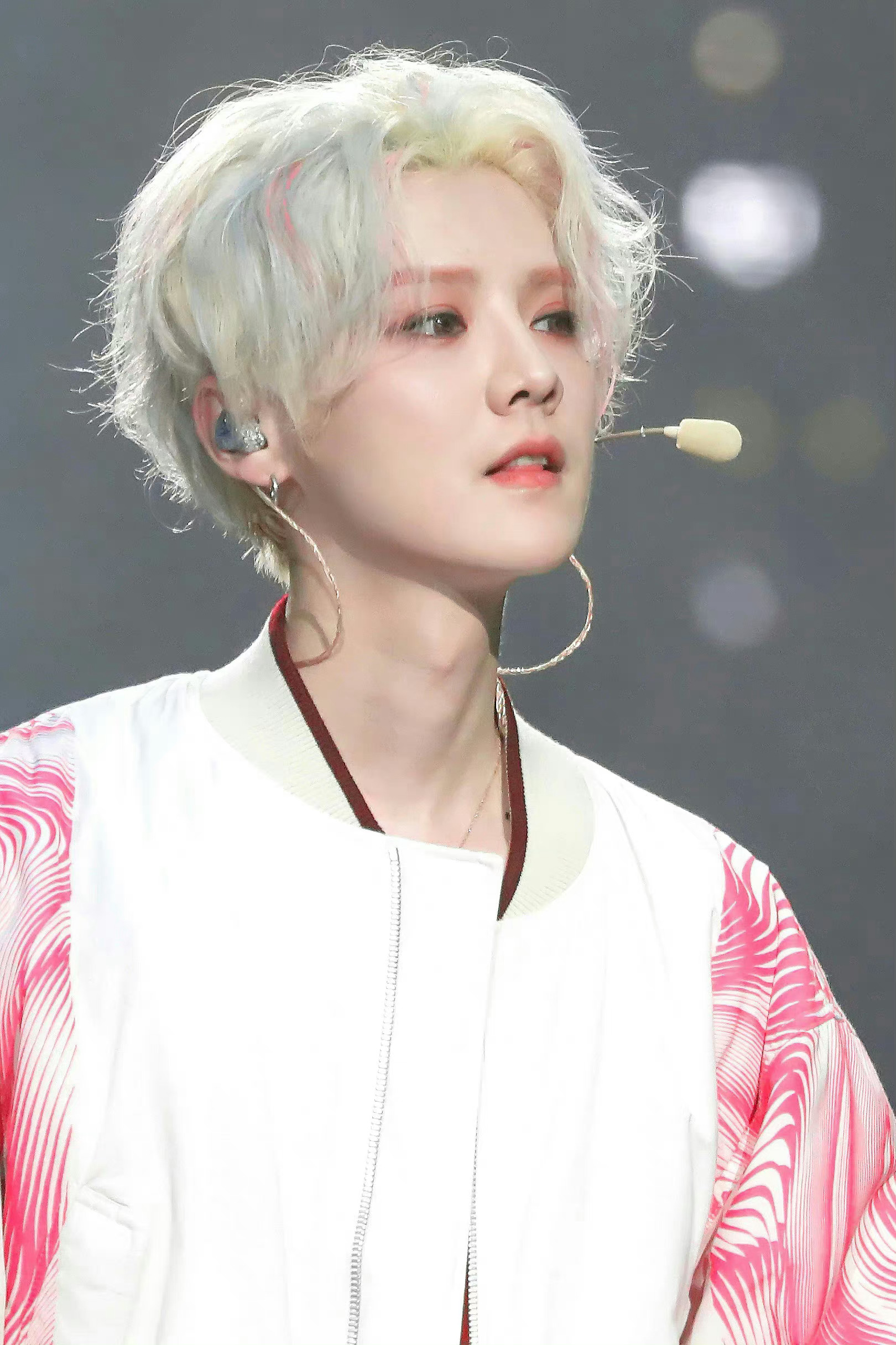 鹿晗剪短了头发,终于不再是青岛大姨了,还是短发看起来精神利索 粉丝