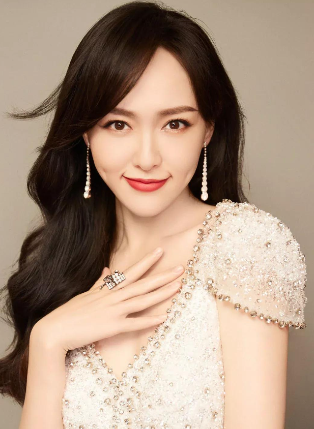 看了今年的戛纳红毯才明白:从始至终能"抗住的",只有唐嫣