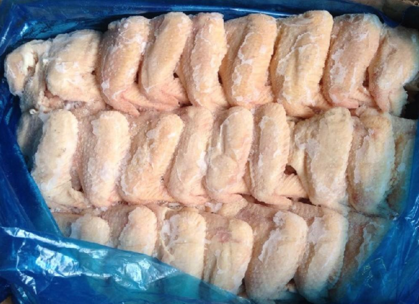 周末要来她家玩,她舍不得买鲜的觉得贵,又说冷冻的鸡翅上有冰占分量