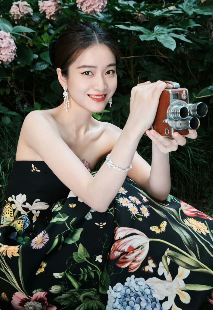 张雪迎,花卉抹胸裙搭配粉色高跟鞋,优雅美丽!