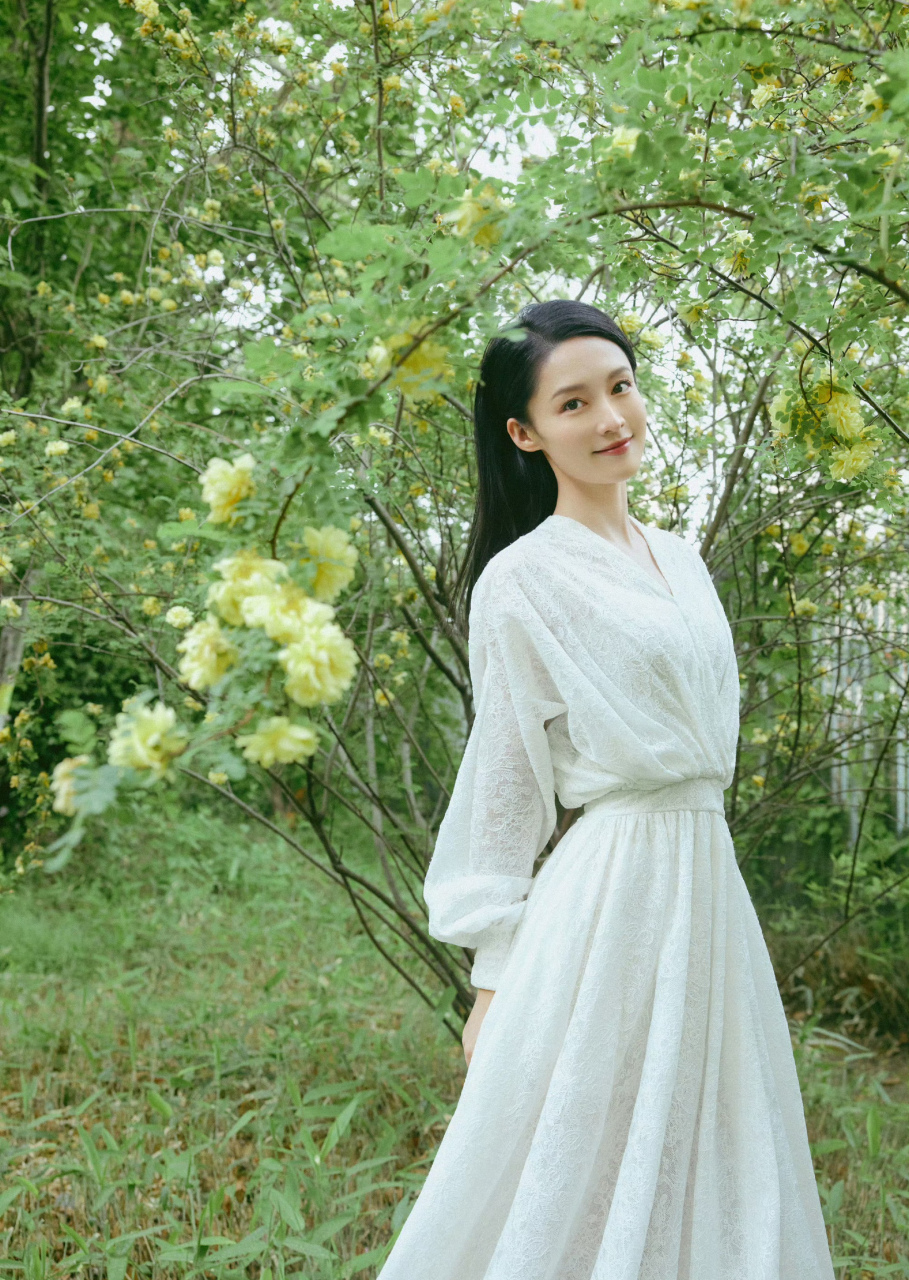 李沁,白色蕾丝长裙,清新优雅!