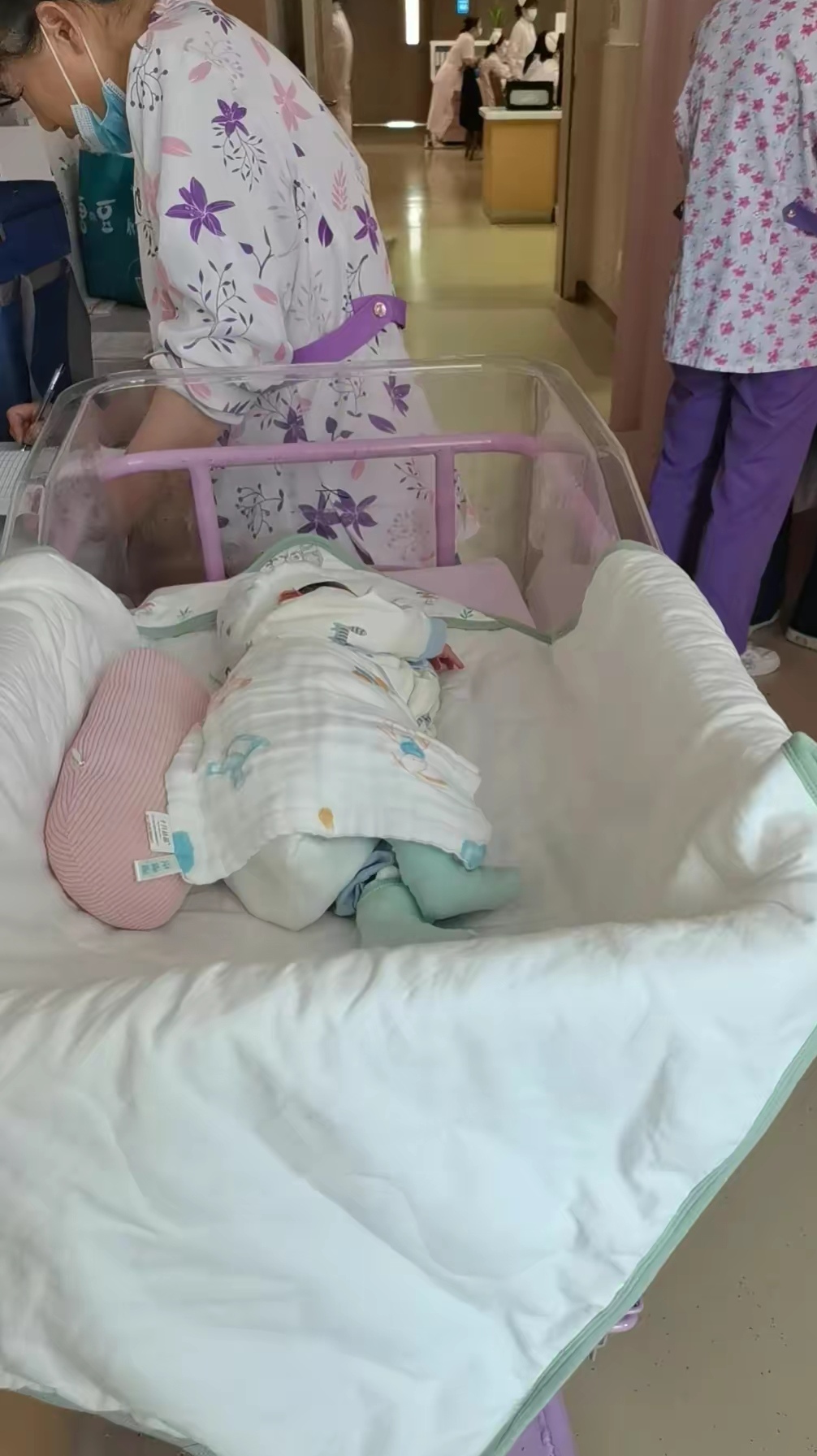 办刚出生婴儿在病房的照片真实刚生完孩子女人在病房医院新生儿出生照