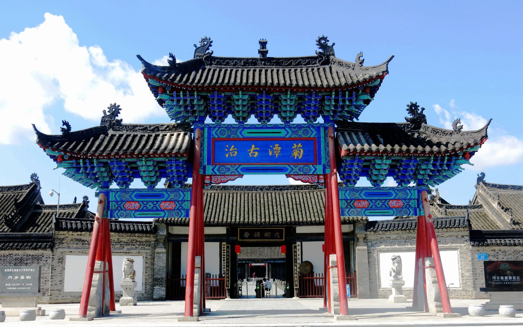 中国四大古代府衙  1,北京紫禁城,建于明朝永乐年间,即公元1409年至于