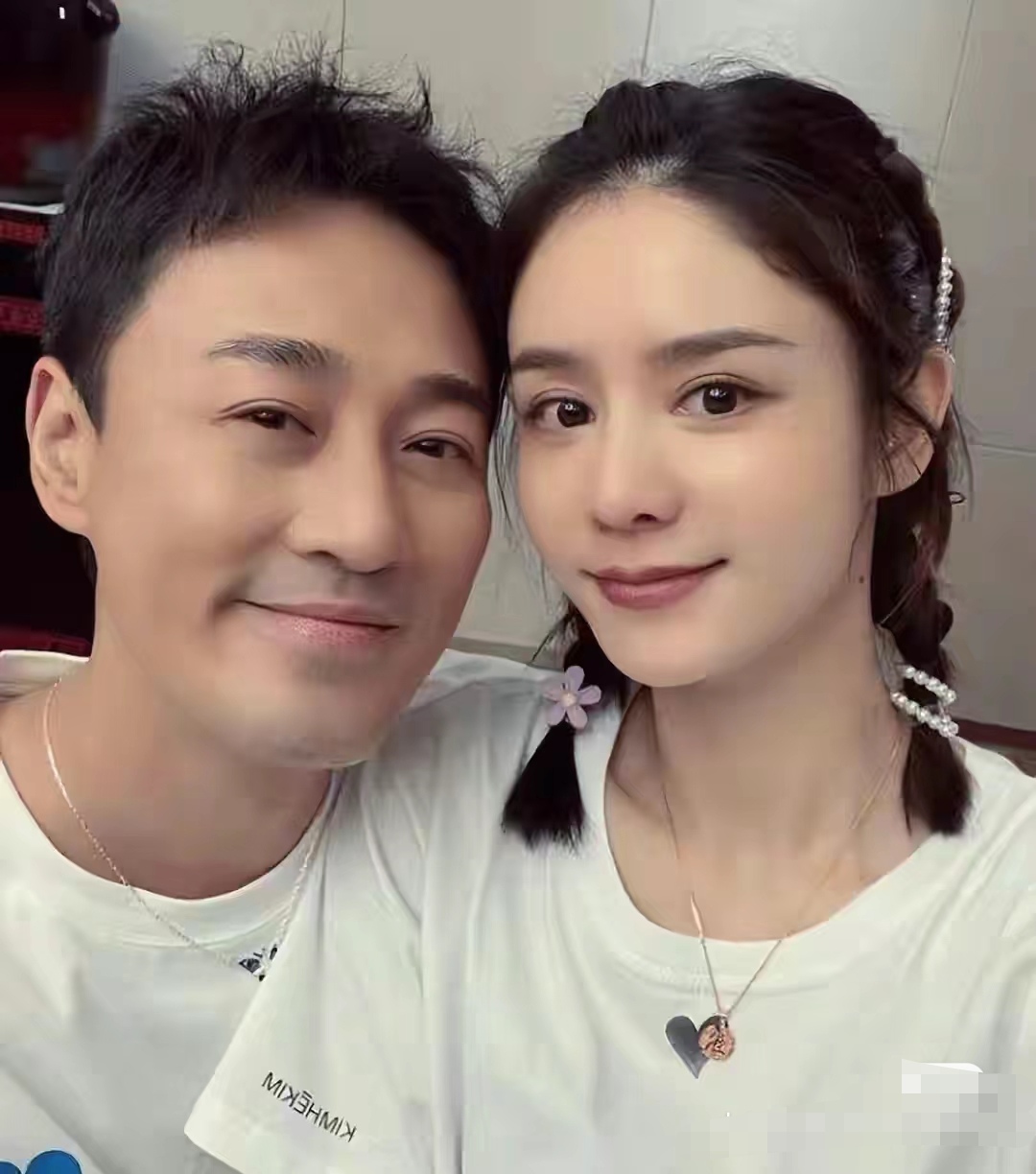 林莑老婆挺漂亮的,眉清目秀,灵动靓丽,人家也