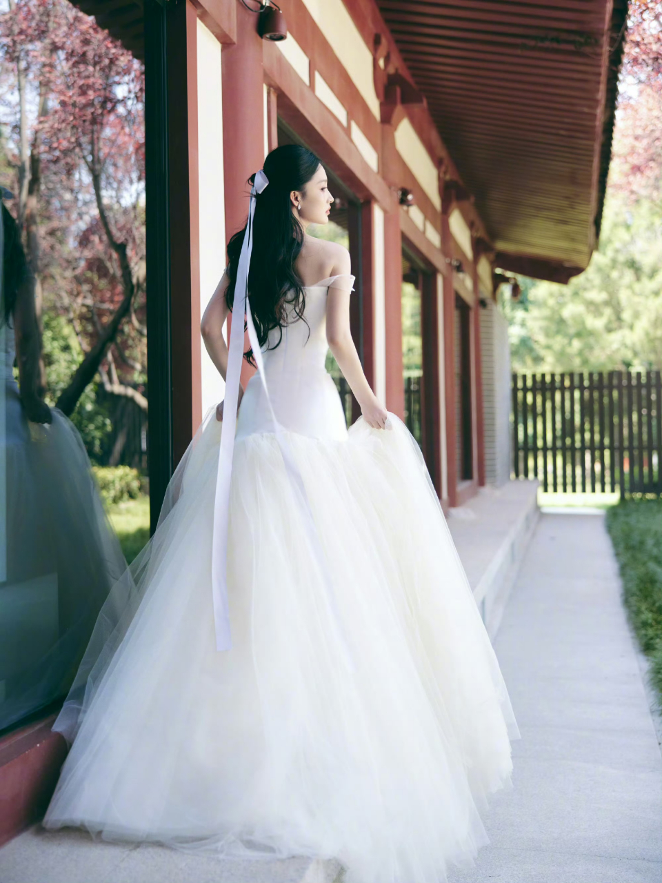 李沁穿的是婚纱吗?真是美到窒息.