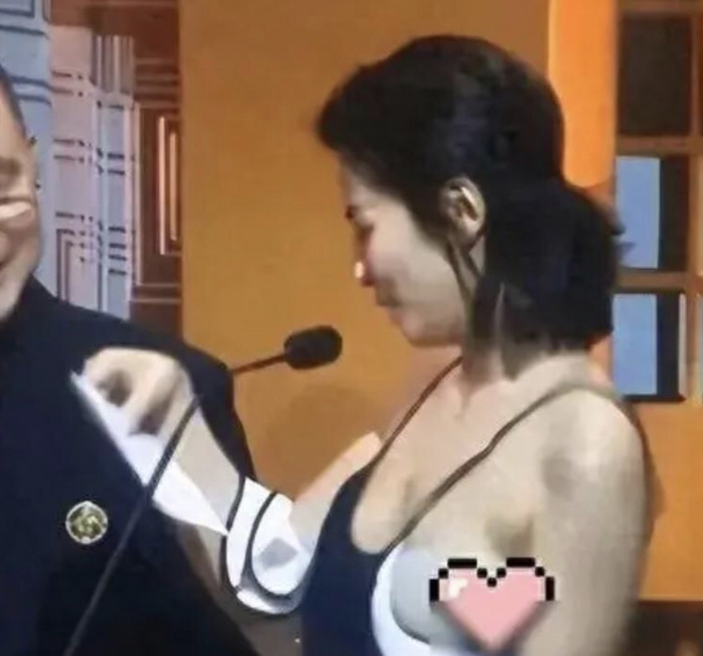 肩带掉落导致走光,幸好里面穿着内衣呢!#刘涛